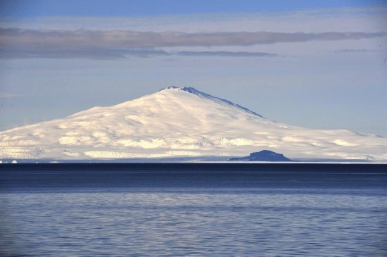 羅斯海沿岸的火山。新華社記者 張建松 攝