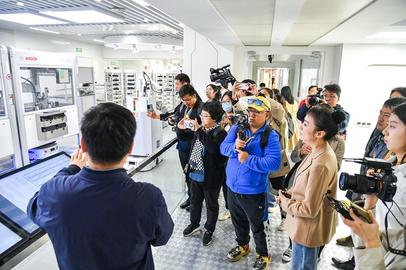 2023年10月16日，第三屆“一帶一路”國(guó)際合作高峰論壇新聞中心組織中外記者采訪。記者在中德大廈內(nèi)的博世未來(lái)工廠展區(qū)參觀，了解其高質(zhì)量創(chuàng)新發(fā)展成果。
