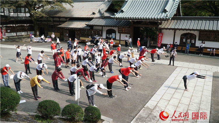 開跑前，中日青少年一起做熱身運動。人民網(wǎng) 蔣曉辰攝
