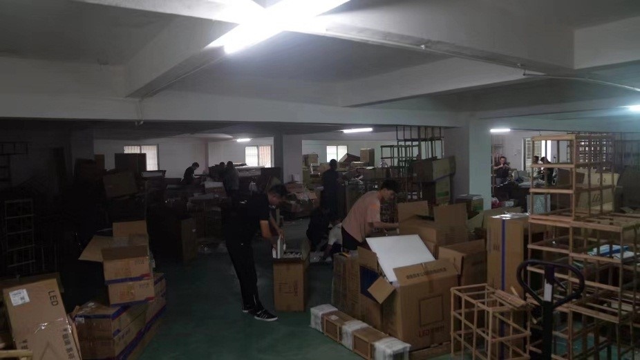 查處倉庫現(xiàn)場。重慶市梁平區(qū)公安局供圖。