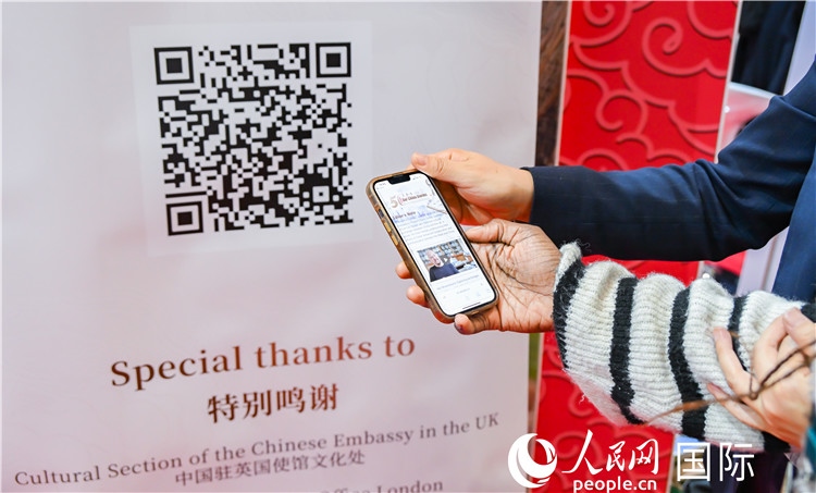 觀眾掃碼《我們的中國故事》系列視頻。人民網(wǎng) 郭錦標(biāo)攝