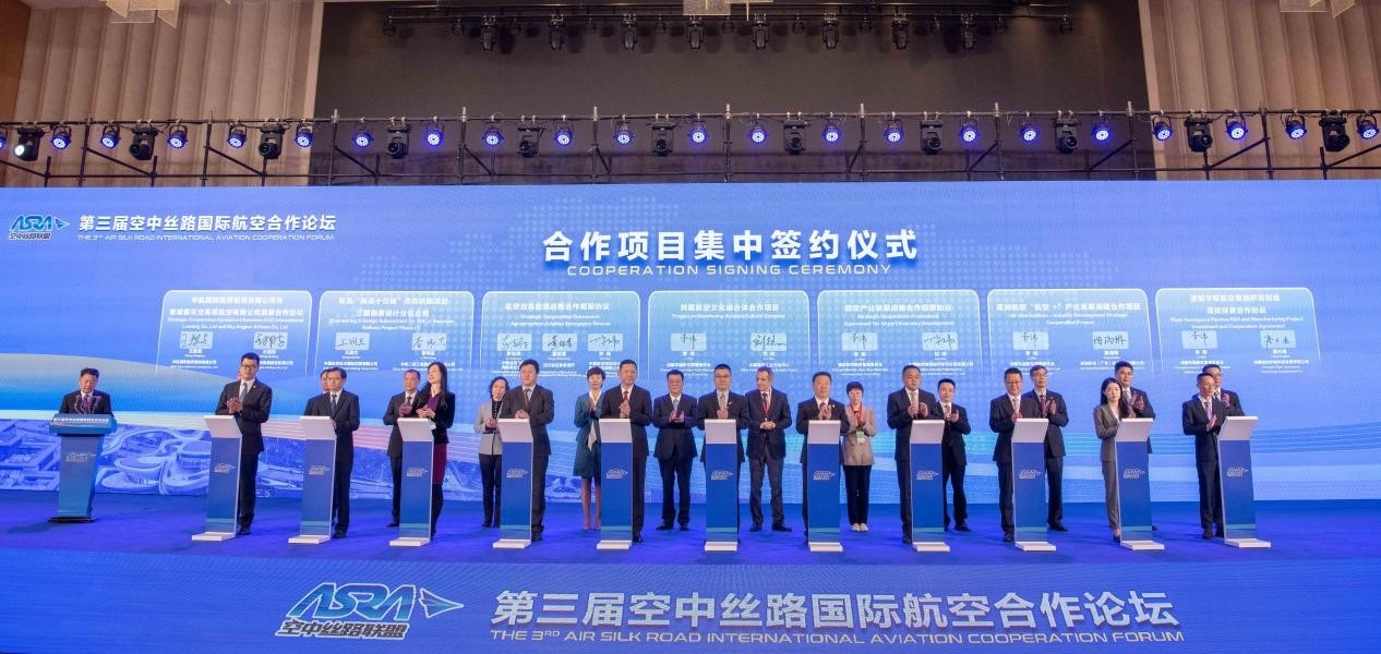 圖為7個(gè)國內(nèi)外合作項(xiàng)目現(xiàn)場簽約。人民網(wǎng)記者 唐宋攝
