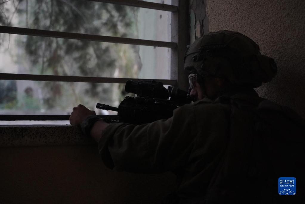 這張以色列國(guó)防軍11月9日發(fā)布的照片顯示，以軍地面部隊(duì)在加沙城進(jìn)行軍事行動(dòng)。新華社發(fā)