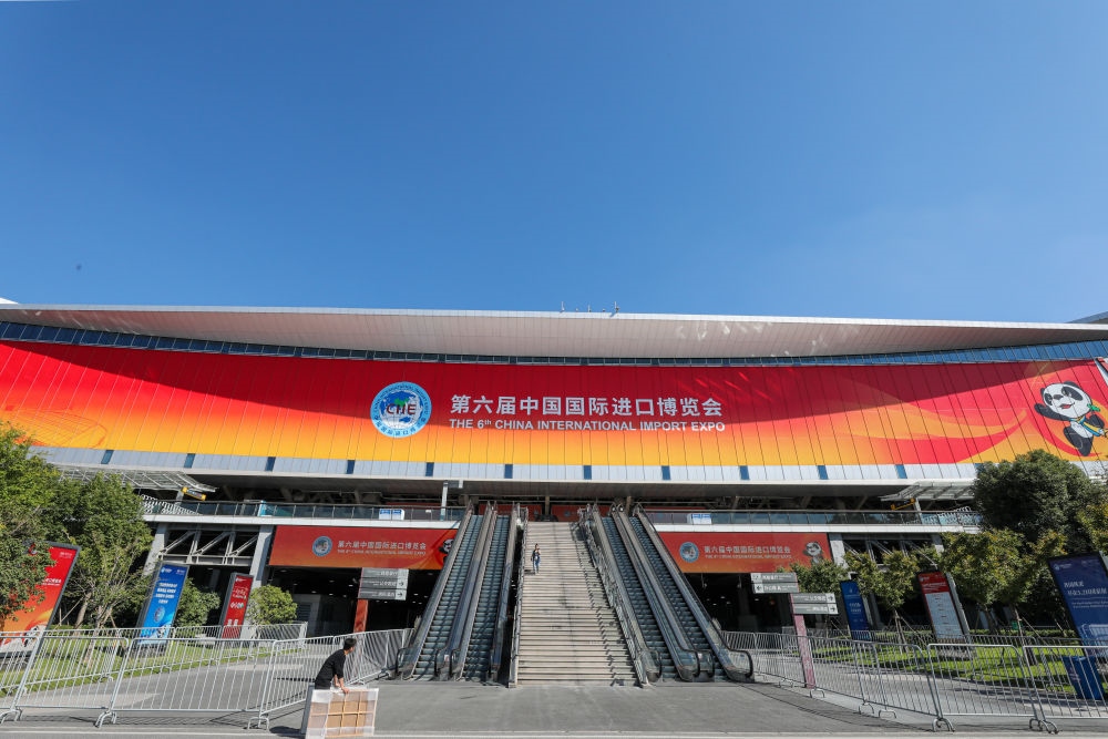 這是第六屆進(jìn)博會(huì)場(chǎng)館國(guó)家會(huì)展中心（上海）外景（2023年11月2日攝）。新華社記者 辛夢(mèng)晨 攝