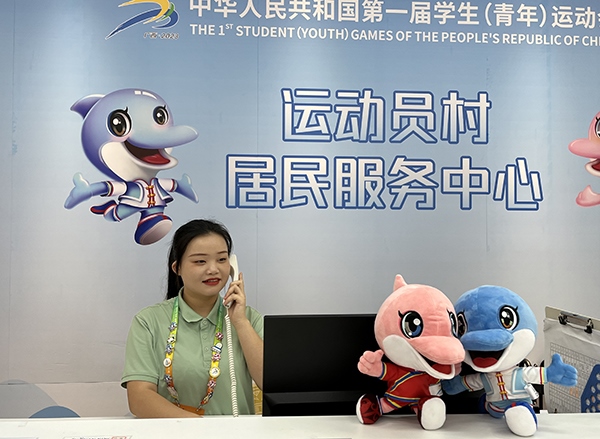 朱珊妮在接聽住宿服務(wù)中心的熱線電話。人民網(wǎng)記者 歐興榮攝