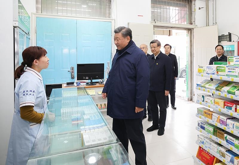 2023年11月10日，習(xí)近平總書記在河北保定涿州市永濟秀園小區(qū)門口藥店，了解經(jīng)營恢復(fù)情況。