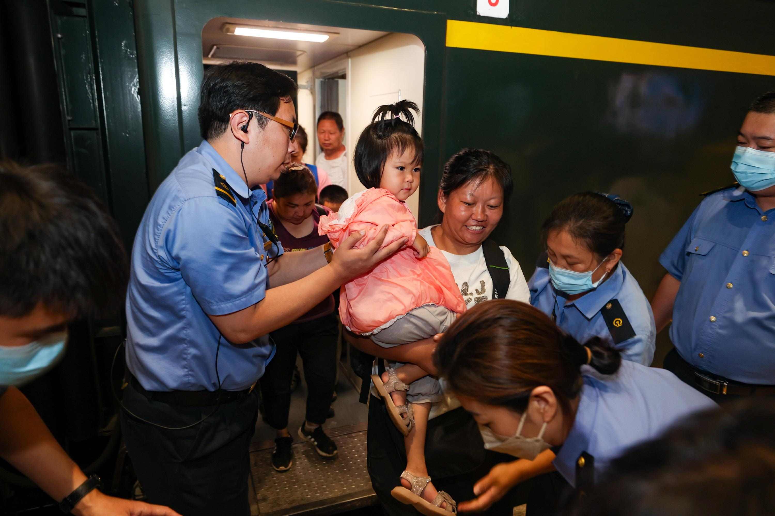 2023年8月2日，因強降雨被困的K396次列車第二批近500名旅客在救援隊的一路護送下，徒步五個小時抵達妙峰山鎮(zhèn)水峪嘴村。稍作休整后，他們乘坐臨時旅客列車前往北京豐臺站。