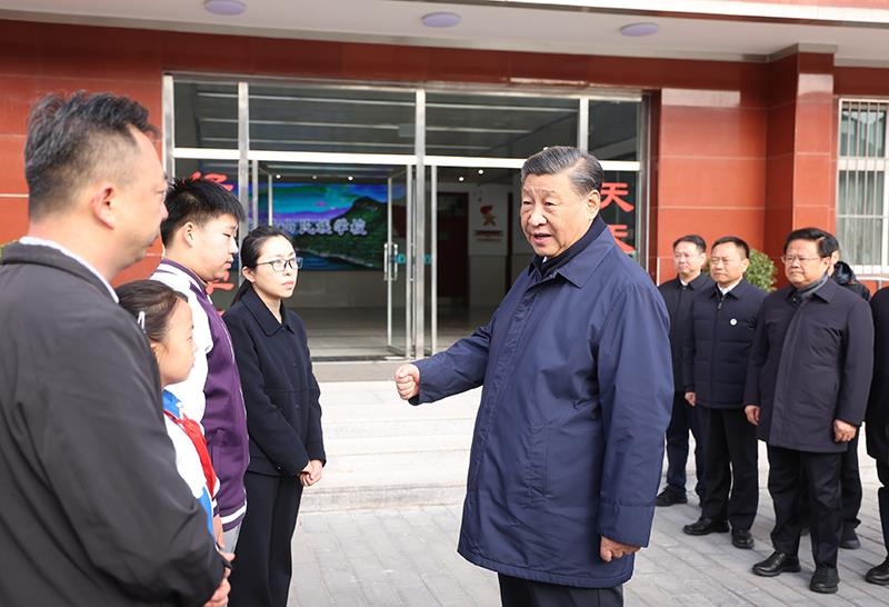 2023年11月10日，習(xí)近平總書記在北京門頭溝妙峰山民族學(xué)校，親切慰問因公犧牲烈士家屬。