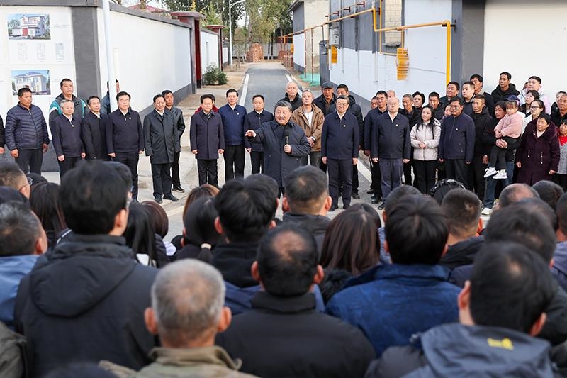 2023年11月10日，習(xí)近平總書記在河北保定涿州市萬全莊村考察時，同村民們親切交流。