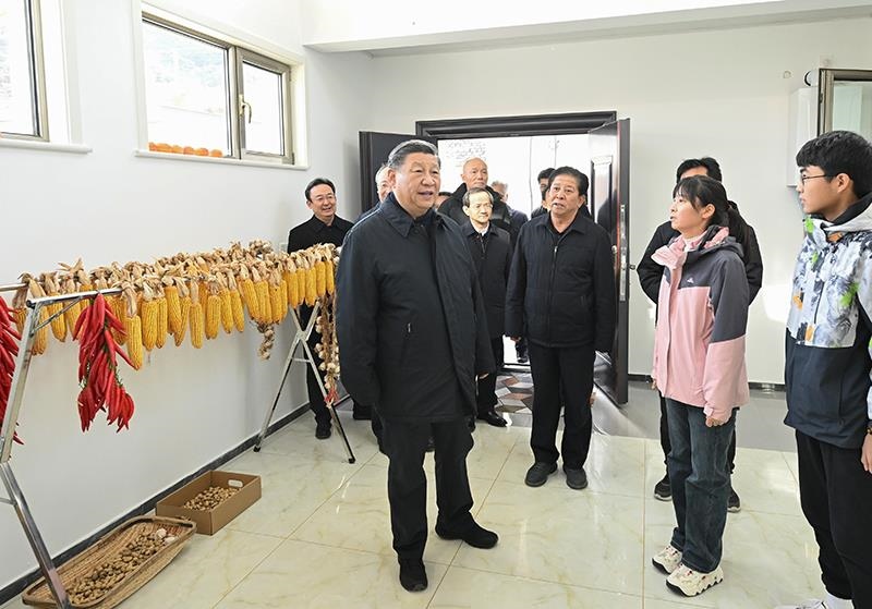 2023年11月10日，習(xí)近平總書記在北京門頭溝妙峰山鎮(zhèn)水峪嘴村村民李盟家看望慰問，了解房屋受損、修繕和冬季取暖等情況。