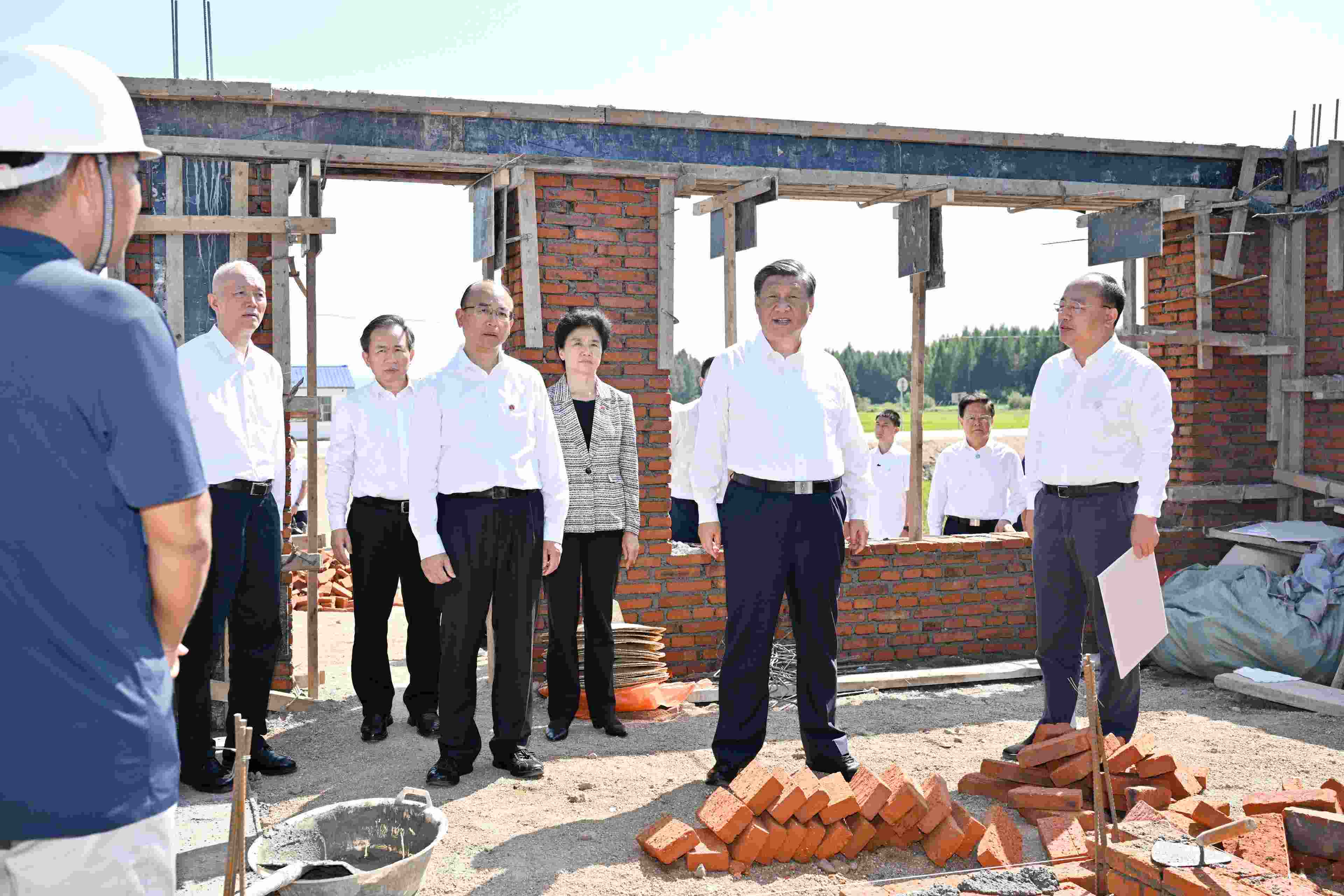2023年9月7日，習近平總書記在遭受洪澇災害的黑龍江省哈爾濱尚志市老街基鄉(xiāng)龍王廟村，察看水毀房屋重建情況。