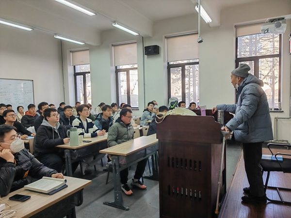 鐘萬勰院士為研究生上課。大連理工大學供圖