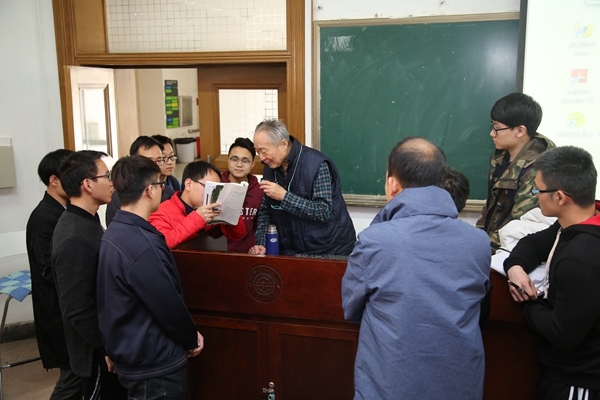 鐘萬勰院士為學生們答疑解惑。大連理工大學供圖