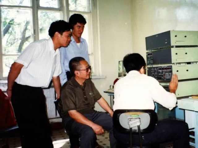 秦裕琨與團隊在一起。哈爾濱工業(yè)大學供圖
