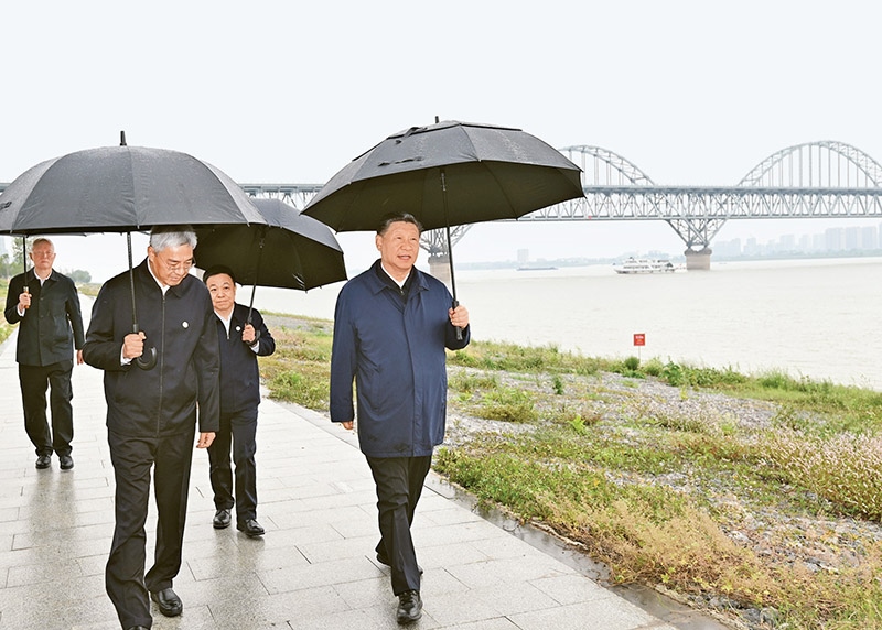 2023年10月10日至13日，中共中央總書記、國(guó)家主席、中央軍委主席習(xí)近平在江西考察。這是10日下午，習(xí)近平在長(zhǎng)江國(guó)家文化公園九江城區(qū)段考察時(shí)，冒雨沿江堤步行察看沿岸風(fēng)貌。 新華社記者 謝環(huán)馳/攝