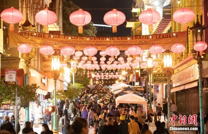 當(dāng)?shù)貢r間11月10日，美國舊金山唐人街夜市人頭攢動。亞太經(jīng)合組織(APEC)第三十次領(lǐng)導(dǎo)人非正式會議將在舊金山舉行，當(dāng)?shù)靥迫私钟媱澟e辦包括夜市在內(nèi)的多場活動，以吸引與會者、游客和市民的光顧。<a target='_blank' href='/'><p class=