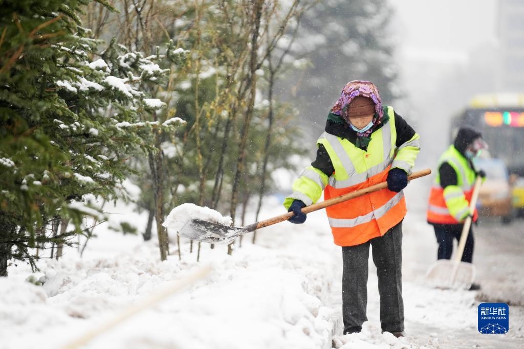 11月16日，環(huán)衛(wèi)工人在清理道路上的積雪。當日，黑龍江哈爾濱市迎來雨雪天氣。新華社記者 王建威 攝