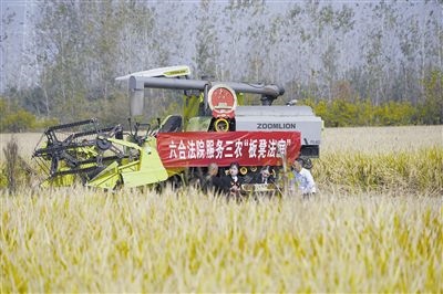  圖②：干警就地解紛場(chǎng)景。