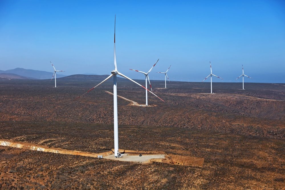 這是2023年2月14日拍攝的位于智利中部沿海的蓬塔謝拉風(fēng)電場。蓬塔謝拉風(fēng)電場是中國在智利投資建設(shè)的首個(gè)風(fēng)電場，2018年正式投產(chǎn)發(fā)電，可滿足13萬戶家庭的用電需求，同時(shí)每年還能減少15.7萬噸碳排放。