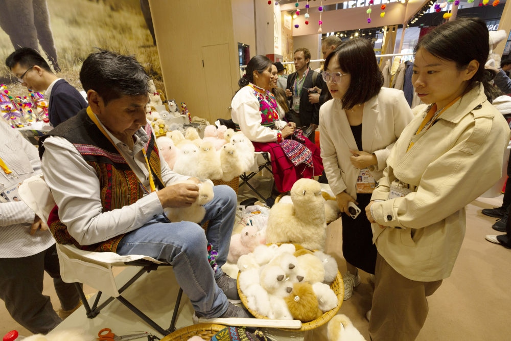 2023年11月7日，秘魯羊駝毛制品手藝人馬馬尼大叔在中國上海舉辦的第六屆進(jìn)博會上展示羊駝玩偶制作工藝。秘魯特色羊駝毛制品連續(xù)六屆在進(jìn)博會上亮相，收獲大量訂單。進(jìn)博會大舞臺讓秘魯傳統(tǒng)手藝人有了更廣闊的發(fā)展空間。