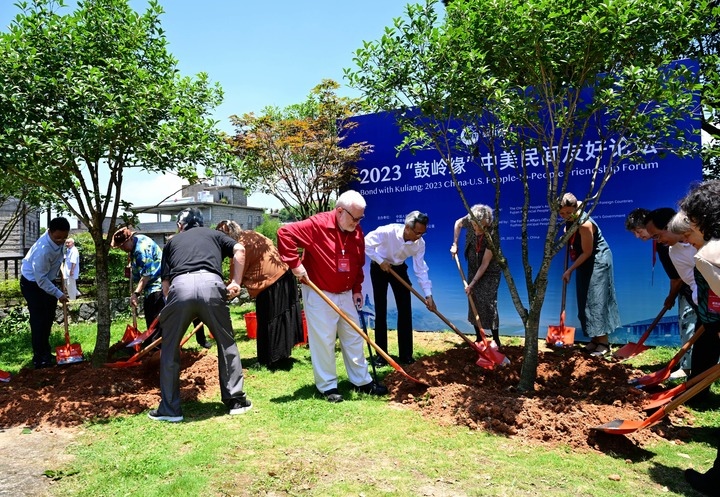 2023年6月28日，出席“鼓嶺之友”座談會(huì)的中美各界人士在鼓嶺共同植樹(shù)留念。