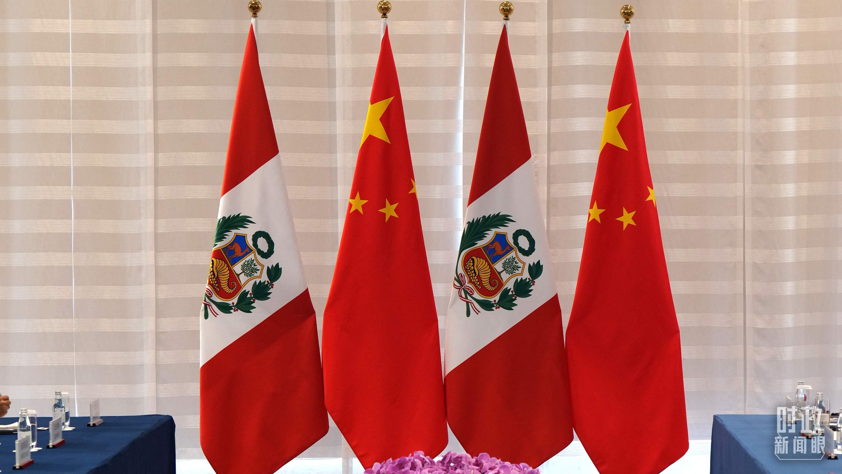 △會談現(xiàn)場的中秘兩國國旗。（總臺國廣記者李晉拍攝）