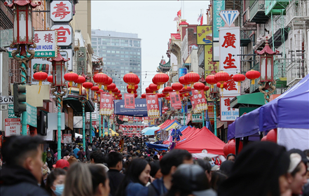 2023年1月15日，人們?cè)诿绹?guó)舊金山唐人街的迎春街會(huì)上游覽、購(gòu)物。當(dāng)日，為期兩天的迎春街會(huì)在美國(guó)舊金山唐人街閉幕，活動(dòng)吸引了大批市民和游客。新華社發(fā)