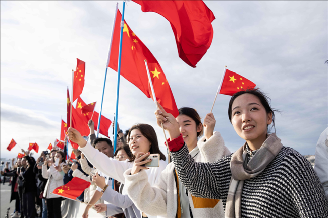 △當(dāng)?shù)貢r間11月14日，華僑華人和中國留學(xué)生代表在沿途街道，熱烈歡迎習(xí)近平主席到訪。