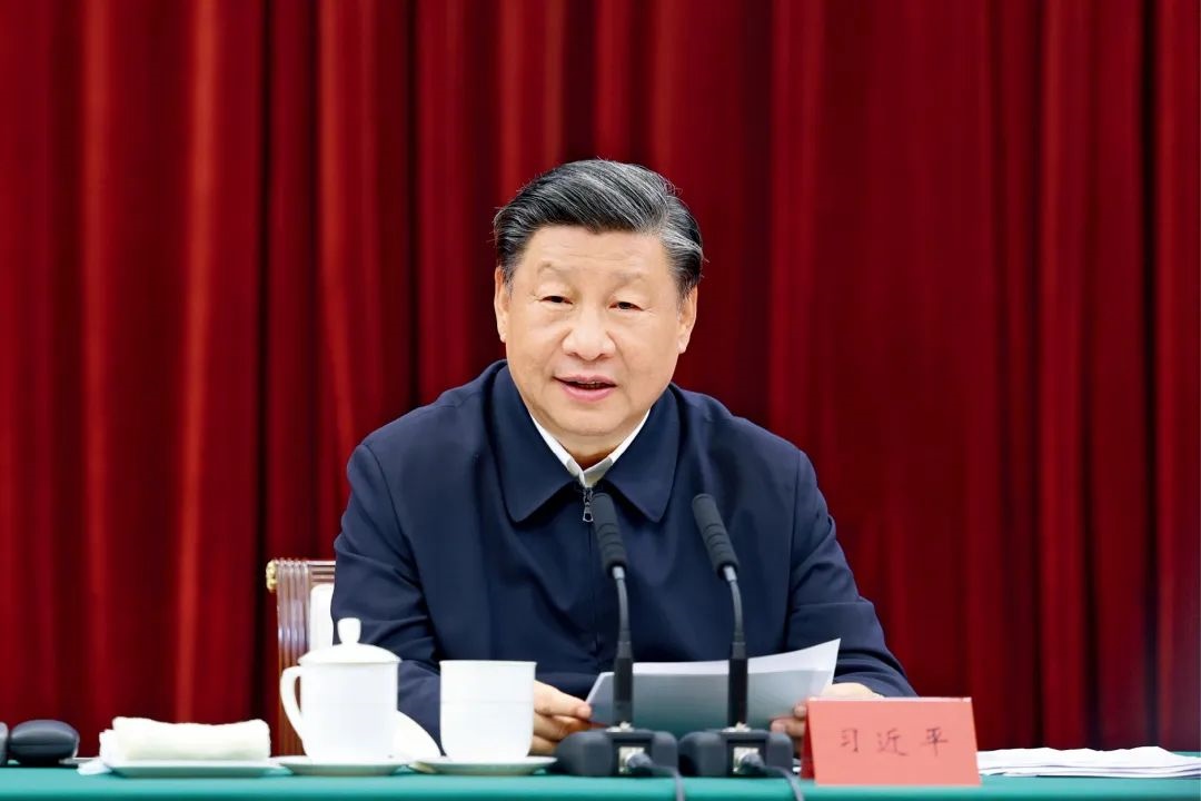 2023年10月12日，中共中央總書(shū)記、國(guó)家主席、中央軍委主席習(xí)近平在江西省南昌市主持召開(kāi)進(jìn)一步推動(dòng)長(zhǎng)江經(jīng)濟(jì)帶高質(zhì)量發(fā)展座談會(huì)并發(fā)表重要講話。習(xí)近平強(qiáng)調(diào)，完善跨區(qū)域、跨部門(mén)、跨層級(jí)的數(shù)據(jù)信息共享和流程互聯(lián)互通，深化政務(wù)服務(wù)合作，優(yōu)化營(yíng)商環(huán)境。圖/新華社記者 鞠鵬 攝