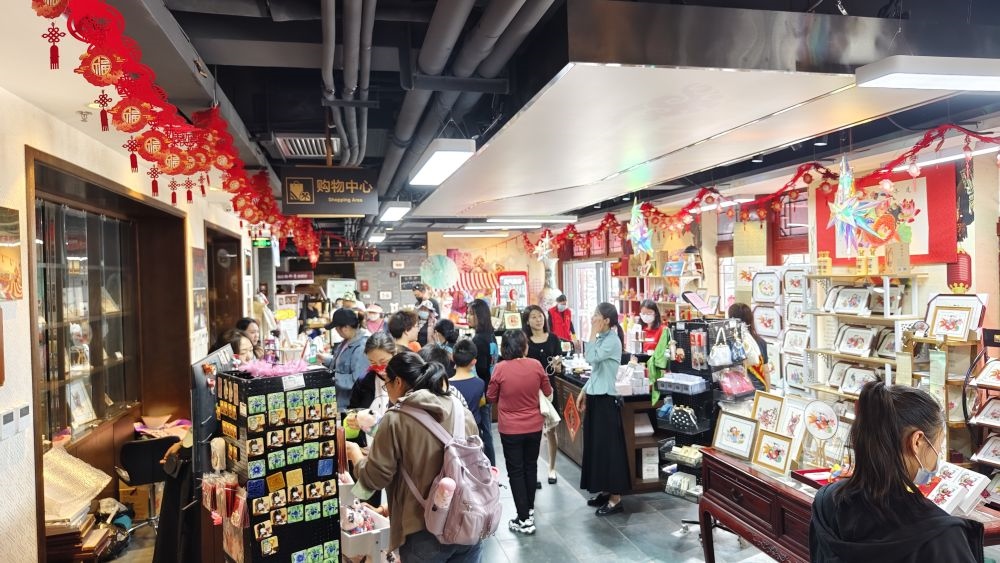 游客在天津市西青區(qū)楊柳青民俗文化館游覽。（新華社記者宋瑞 攝）