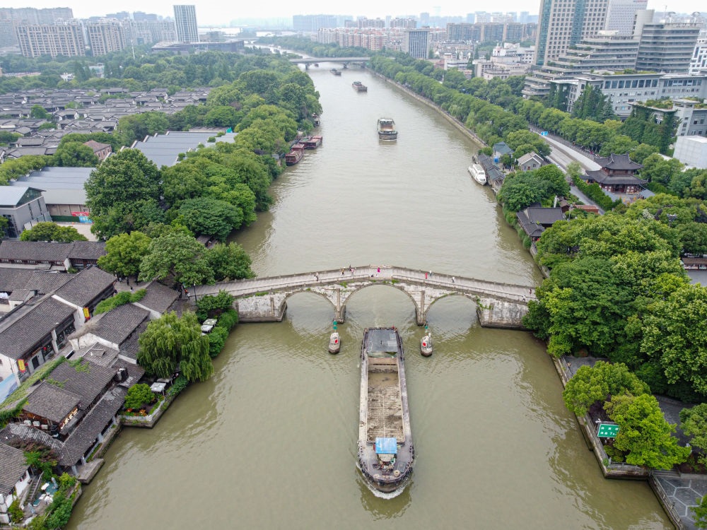 2022年5月27日，貨船通過京杭大運(yùn)河杭州段拱宸橋。（新華社記者江漢 攝）