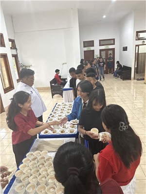 學生們品嘗中華美食湯圓和燒賣。主辦方供圖