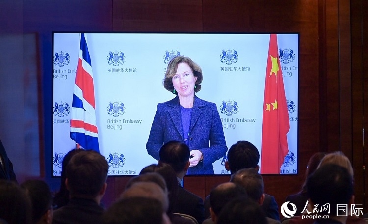 英國駐華大使吳若蘭發(fā)表視頻主旨演講。人民網(wǎng) 郭錦標 攝