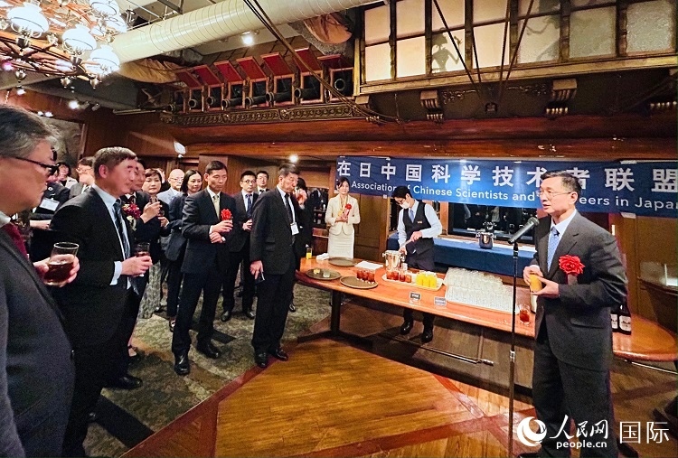 中國駐日本大使館教育處公使銜參贊杜柯偉在紀念酒會上致祝酒詞。人民網 許可攝