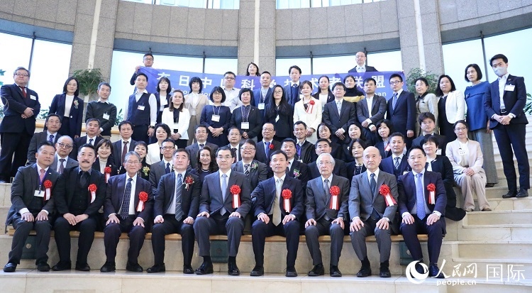 到場嘉賓與中國駐日本大使吳江浩合影留念。人民網 許可攝