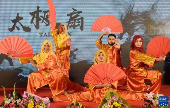 11月22日，在孟加拉國達卡，學(xué)生在孔子課堂揭牌儀式上表演。新華社發(fā)（薩利姆攝）