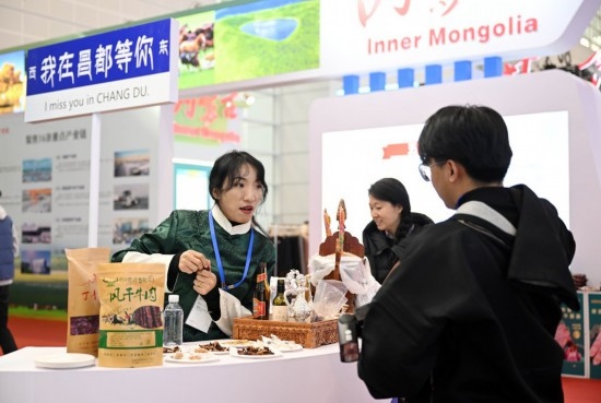11月23日，參展商和參觀者在國(guó)家會(huì)展中心（天津）國(guó)內(nèi)省市合作交流展區(qū)交流。新華社記者 趙子碩 攝
