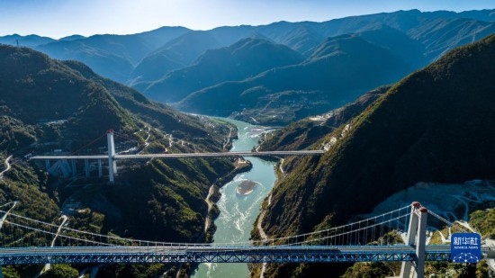 11月25日拍攝的麗香鐵路金沙江特大橋（前），遠(yuǎn)處是麗香高速特大橋（無人機(jī)照片）。