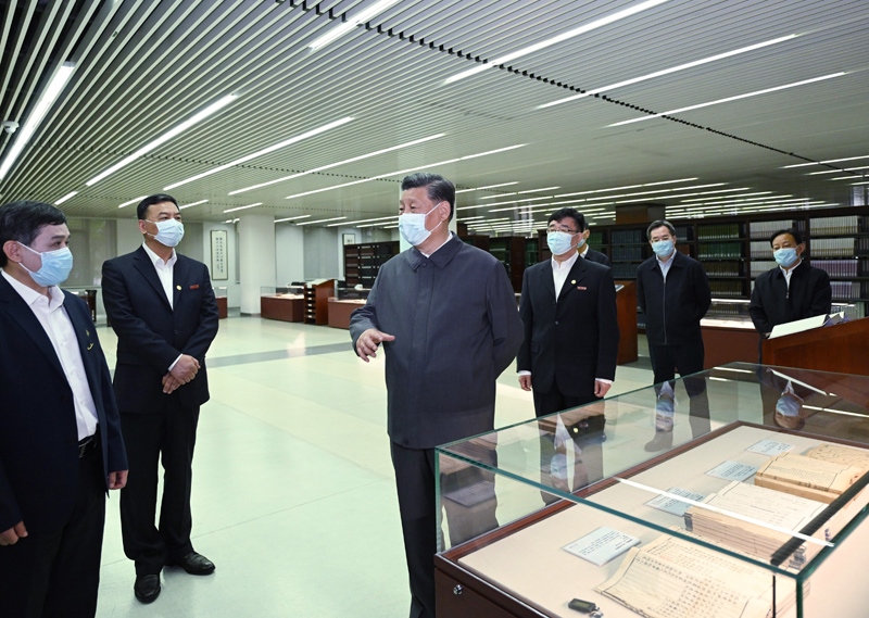 2022年4月25日，習(xí)近平來到中國人民大學(xué)考察調(diào)研。這是他在圖書館考察。