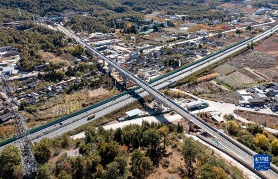 11月25日在麗江市境內(nèi)拍攝的即將開通的麗香鐵路（無人機(jī)照片）。