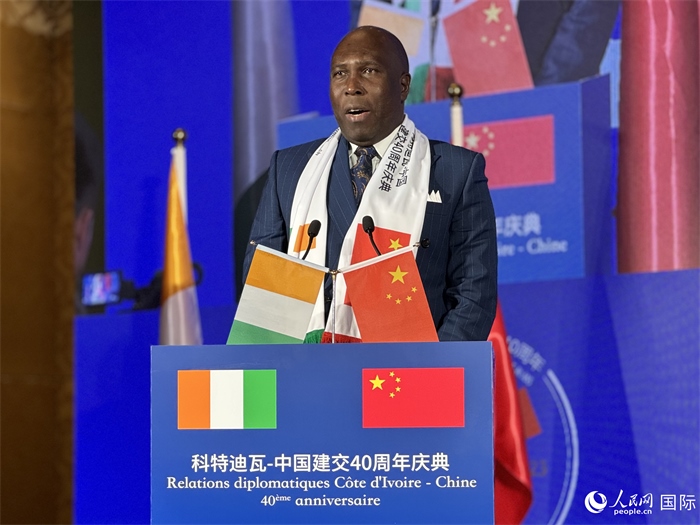科特迪瓦駐華大使多索·阿達(dá)馬在招待會上致辭。人民網(wǎng) 謝瑩攝
