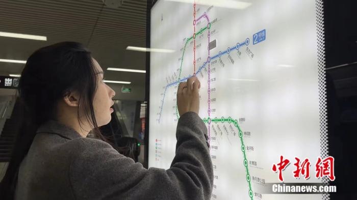 李佳夢(mèng)正在坐地鐵。呂盛楠 攝