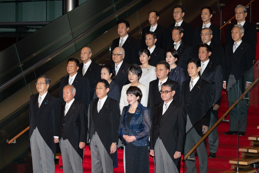 9月13日，日本首相岸田文雄（前排中）在東京的首相官邸率閣僚合影。新華社記者張笑宇攝