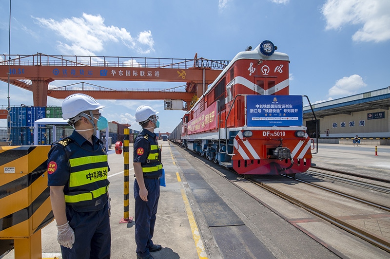 2022年6月29日，浙江金華，中老鐵路國(guó)際貨運(yùn)列車(chē)浙江號(hào)“鐵路快通”首趟專(zhuān)列經(jīng)海關(guān)監(jiān)管后，從金華南站鳴笛啟程，經(jīng)磨憨口岸駛向老撾萬(wàn)象。