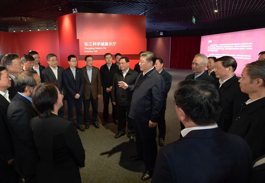 2018年11月6日，習(xí)近平在上海張江科學(xué)城展示廳考察時，同在場的科技工作者親切交談。