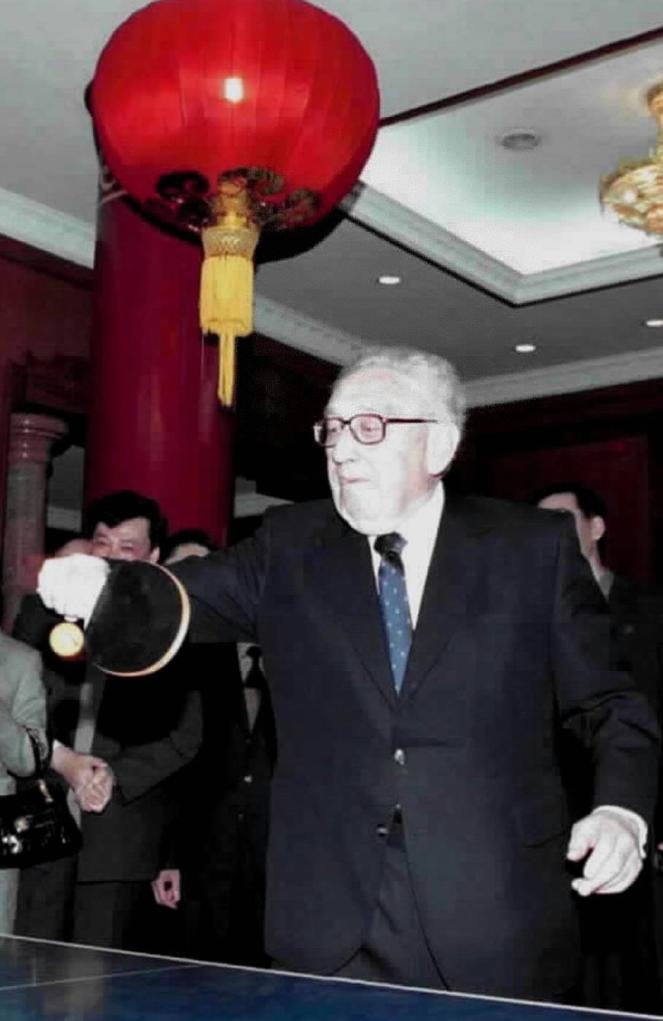 2001年3月18日，基辛格在中國人民對外友好協(xié)會紀(jì)念中美“乒乓外交”30周年的招待會開始前揮拍助興。新華社發(fā)