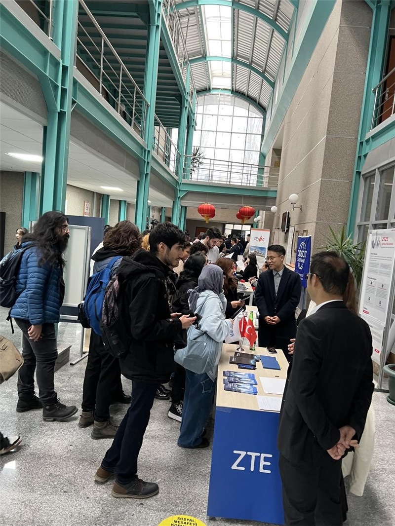 土耳其大學生在中企展臺交流。主辦方供圖