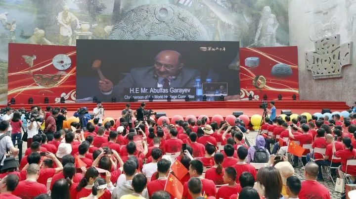 2019年7月6日，杭州市民揮舞國旗慶祝良渚古城遺址獲準(zhǔn)列入世界遺產(chǎn)名錄。記者 吳煌 倪雁強(qiáng) 攝