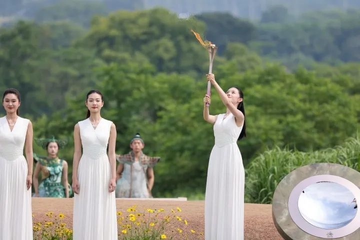 杭州亞運(yùn)會(huì)火種在良渚成功采集。記者 呂之遙 攝