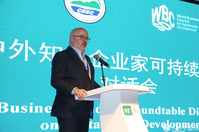 世界可持續(xù)發(fā)展工商理事會會長兼主席貝德凱致辭。人民網(wǎng)記者任皓宇攝